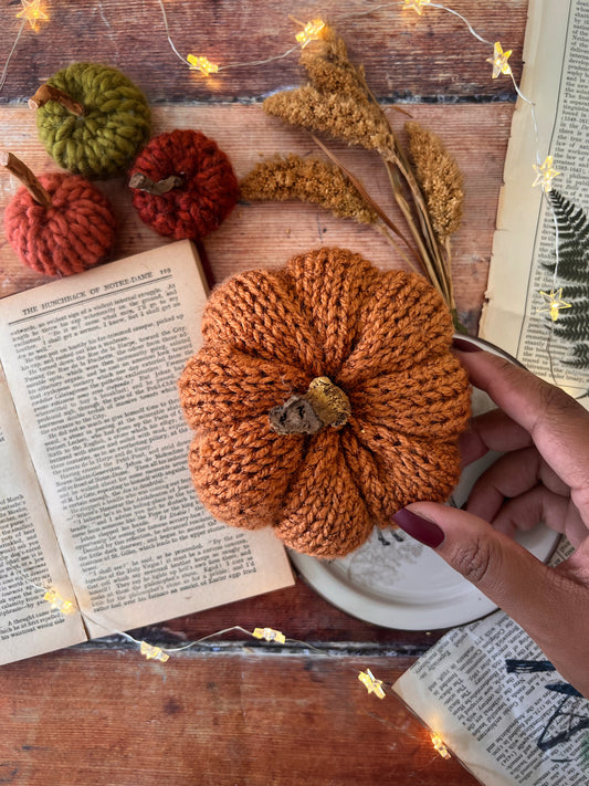 Tiny knitted pumpkin glitter orange with gold stalk